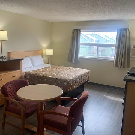Northern Lights Inn Fort St. John Экстерьер фото