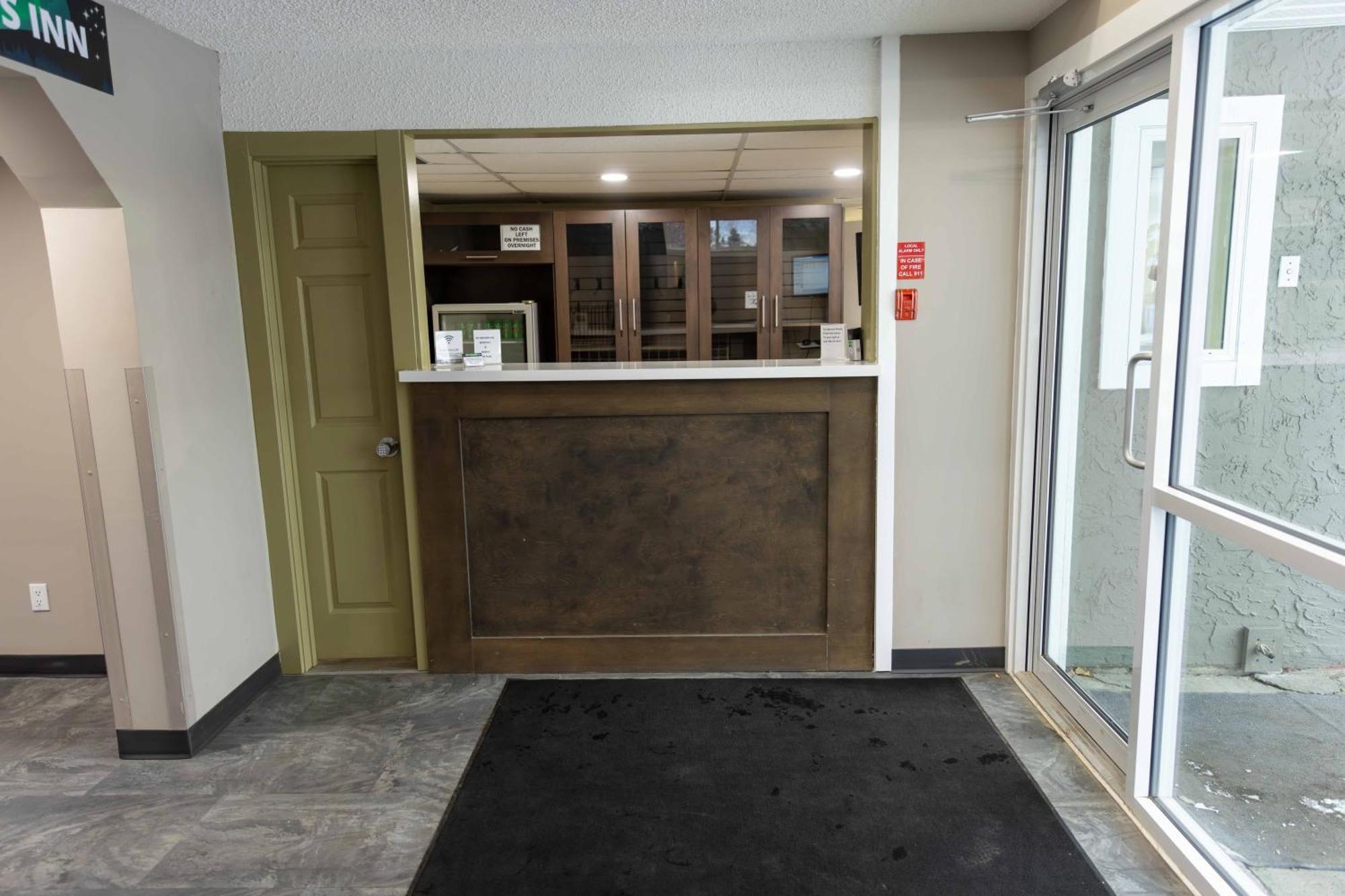 Northern Lights Inn Fort St. John Экстерьер фото